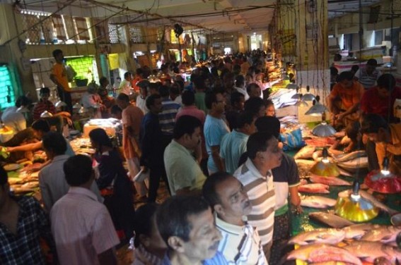 A Lucky Day for Bengali Foodies ! After 3-days-long Veg meals, Bengalis celebrate Bijoya Dasamiâ€™s BHURIBHOJ with delicious food items : Rushes across Sweet, Non-Veg shops